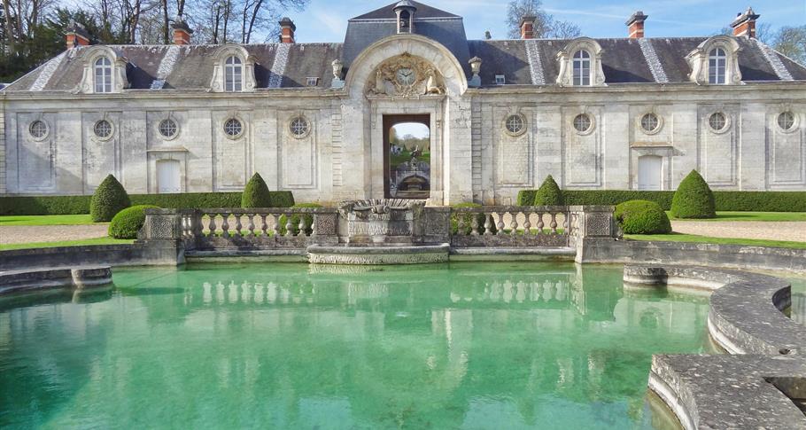 Château de Bizy near Camping Château de Bouafles, 4 star campsite, near Giverny in the Eure